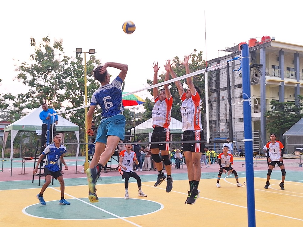 Grand Final Voli Putra Rektor Unigoro Cup 2025, SMKN 1 Krian Kalahkan SMKN 1 Baureno