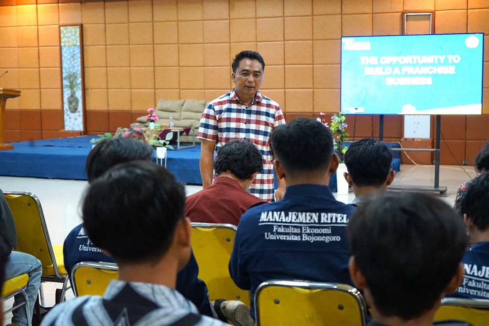 Owner Hits Chicken dan Tamosa Resto, Tarwan M. Said, CFT, saat mengisi kuliah praktisi di Unigoro, Selasa (28/10/25).